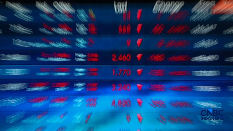 Layar menampilkan pergerakan Indeks Harga Saham Gabungan (IHSG) di gedung Bursa Efek Indonesia (BEI), Jakarta, Senin (19/10/2026).