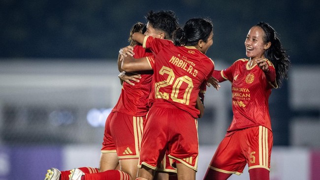 Pesepak bola Persija Jakarta Women Saki Nishihara (kiri) berselebrasi bersama rekan setimnya seusai mencetak gol ke gawang FC Bekasi City Women dalam pertandingan Liga Wanita Indonesia di Stadion Madya, Senayan, Jakarta, Minggu (18/10/2026). Persija
