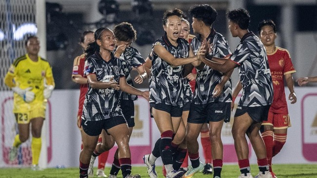 Pesepak bola FC Bekasi City Women Nao Tsukamato (tengah) berselebrasi bersama rekan setimnya seusai mencetak gol ke gawang Persija Jakarta Women dalam pertandingan Liga Wanita Indonesia di Stadion Madya, Senayan, Jakarta, Minggu (18/10/2026). Persija