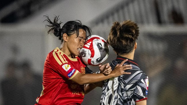 Pesepak bola Persija Jakarta Women Risa Afriyani Ulfa (kiri) berebut bola dengan pesepak bola FC Bekasi City Women Marin Kai (kanan) dalam pertandingan Liga Wanita Indonesia di Stadion Madya, Senayan, Jakarta, Minggu (18/10/2026). Persija Jakarta Wom