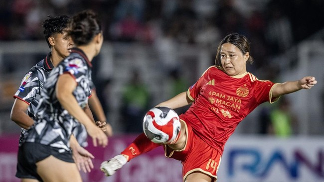 Pesepak bola Persija Jakarta Women Michika Sakamoto (kanan) berusaha menendang bola saat melawan FC Bekasi City Women dalam pertandingan Liga Wanita Indonesia di Stadion Madya, Senayan, Jakarta, Minggu (18/10/2026). Persija Jakarta Women bermain imba