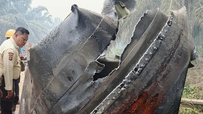 Logam besar misterius yang tampak gosong ditemukan di kebun sawit Kotim, Kalteng. Sebelumnya ada dentuman besar didengar warga.