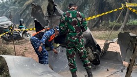 Warga Kotawaringin Timur mendengar dentuman keras sebelum tenemuan benda logam besar dan gosong misterius di kebun sawit.
