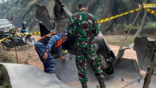 Warga Kotawaringin Timur mendengar dentuman keras sebelum tenemuan benda logam besar dan gosong misterius di kebun sawit.