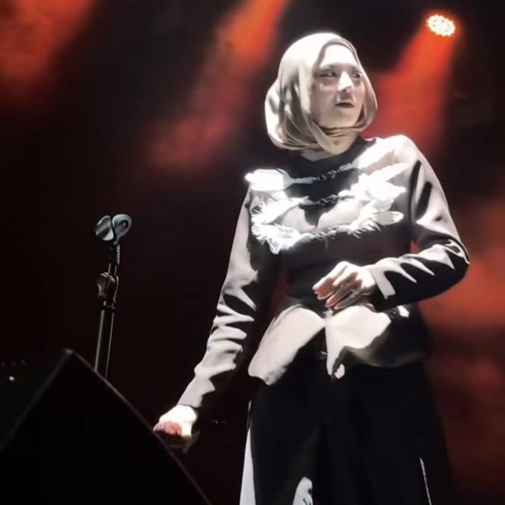<p>Istri Rizky Febian ini tampil totalitas menyapa para penggemar di Aceh dengan membawakan beberapa lagu populernya, termasuk <em>Melawan Restu, Sial, </em>hingga<em> Sisa Rasa.&nbsp;</em>(Foto: Instagram @panggungnyalini)</p>