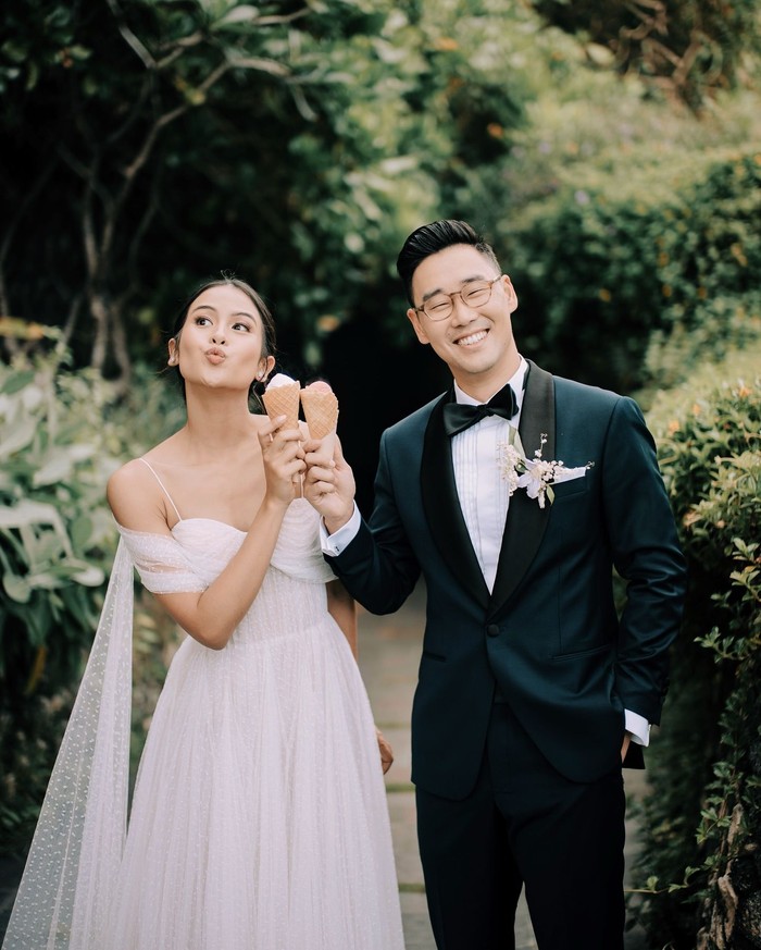 Maudy Ayunda dan Jesse Choi resmi menikah pada 22 Mei 2022. Kehamilan pertamanya tersebut hadir setelah 4 tahun lebih pernikahan. Di laman Instagram, ramai deretan selebritas menyampaikan selamat untuk keduanya. (Foto: Instagram.com/maudyayunda)