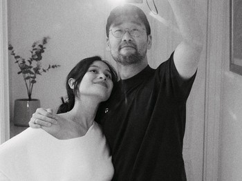 Dalam potret ketiga, ia berfoto bersama sang suami, Jesse Choi, sambil memperlihatkan baby bump tersebut. Maudy mengatakan bahwa ia dan suaminya tidak sabar bertemu dengan anak pertamanya itu beberapa bulan lagi.&nbsp;(Foto: Instagram.com/maudyayunda)