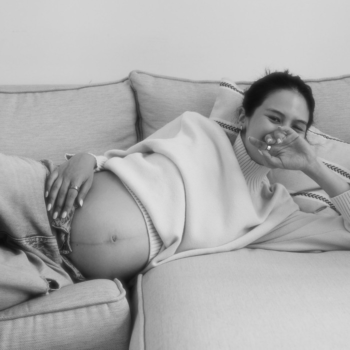 Dalam potret kedua, Maudy Ayunda terlihat tersenyum bahagia memamerkan baby bump-nya. Dalam unggahan tersebut, ia pun menyampaikan bahwa kehamilan tersebut sudah lebih dari tujuh bulan. Maudy menuliskan, &ldquo;Sudah lebih dari tujuh bulan membawa cahaya kecil kami di perut,&rdquo; tulisnya.&nbsp;(Foto: Instagram.com/maudyayunda)