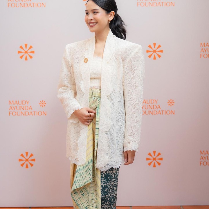 <p>Tak banyak yang tahu, Maudy ternyata sudah menjalani kehamilannya selama tujuh bulan, Bunda. Hal ini diungkapnya dalam unggahan pengumuman ini. "Sudah lebih dari tujuh bulan membawa cahaya kecil kami di perut," ungkap sang aktris. Selama ini, Maudy menutup rapat kabar kehamilannya dari publik. Pada awal September lalu, Maudy sempat menghadiri acara mewakili yayasannya. Saat itu, Maudy masih menutupi <em>baby bump</em> kehamilannya dalam balutan baju bermotif kebaya putih dan kain batik. (Foto: Instagram @maudyayunda)</p>
