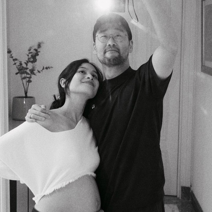 <p>Di <em>postingan</em> ini, Maudy juga membagikan momen manis bersama sang suami. Reaksi bahagia terlihat jelas dari wajah Jesse saat mengabadikan foto bersama istrinya yang tengah hamil. Maudy sendiri mengaku ia sudah tak sabar melihat suaminya menjalani peran sebagai ayah. "Tidak sabar melihatmu menjadi Appa dalam beberapa bulan lagi," kata Maudy. (Foto: Instagram @maudyayunda)</p>