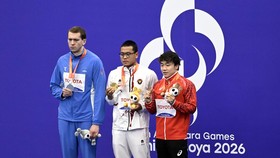 Maulana Rifky (tengah) bawa Indonesia raih medali emas pertama Asian Para Games 2026.