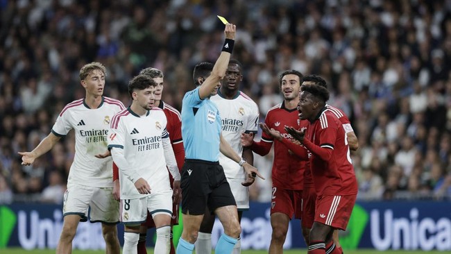 Soccer Football - LaLiga - Real Madrid v Sevilla - Estadio Bernabeu, Madrid, Spain - October 18, 2026 Sevilla's Felix Correia is shown a yellow card by referee Mateo Busquets REUTERS/Violeta Santos Moura