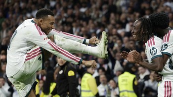 Soccer Football - LaLiga - Real Madrid v Sevilla - Estadio Bernabeu, Madrid, Spain - October 18, 2026 Real Madrid's Yan Diomande celebrates scoring their fourth goal with Aurelien Tchouameni and Kylian Mbappe REUTERS/Violeta Santos Moura