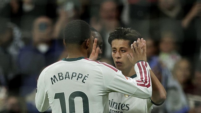 Soccer Football - LaLiga - Real Madrid v Sevilla - Estadio Bernabeu, Madrid, Spain - October 18, 2026 Real Madrid's Arda Guler celebrates scoring their first goal with Kylian Mbappe REUTERS/Violeta Santos Moura