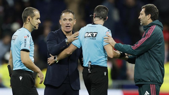 Soccer Football - LaLiga - Real Madrid v Sevilla - Estadio Bernabeu, Madrid, Spain - October 18, 2026 Sevilla coach Luis Garcia Plaza with referee Mateo Busquets after the match REUTERS/Violeta Santos Moura