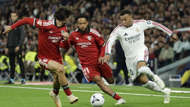 Soccer Football - LaLiga - Real Madrid v Sevilla - Estadio Bernabeu, Madrid, Spain - October 18, 2026 Sevilla's Chidera Ejuke in action with Real Madrid's Kylian Mbappe REUTERS/Violeta Santos Moura
