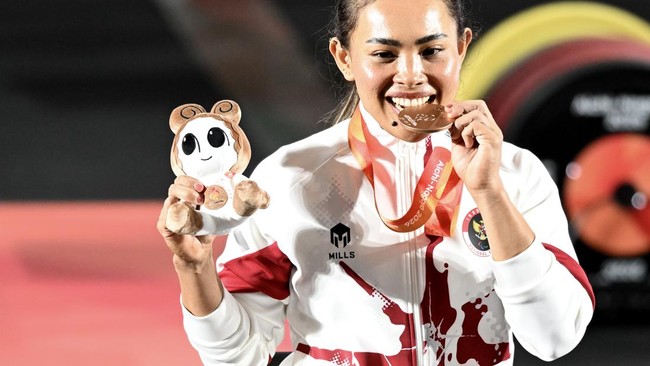 Lifter putri Indonesia Ni Nengah Widiasih bersiap mengangkat beban pada kelas 41 kilogram Asian Para Games 2026 di Nagoya City Trade and Industry Center, Nagoya, Jepang, Senin (19/10/2026). Ni Nengah Widiasih meraih medali perunggu dengan catatan ang