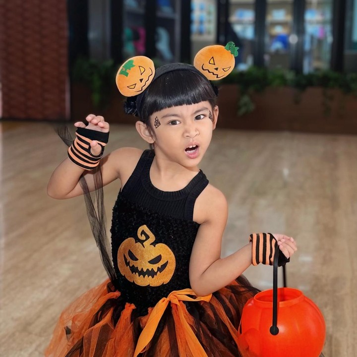 <p>Dalam balutan kostum ini, Moana tak lupa berpose 'seram' ala tema Halloween. Potretnya yang menggemaskan ini banyak menuai pujian dari netizen. "<em>MasyaAllah</em>, Moana lucu pisan, gemesnya bikin senyum-senyum sendiri," tulis akun @me***. "<em>MasyaAllah</em> monnn lucunyaaaa," kata @ra***. (Foto: Instagram @riaricis1795)</p>