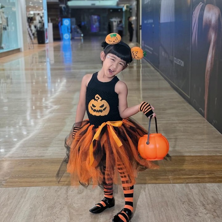 <p>Anak semata wayang Ria Ricis, Cut Raifa Aramoana atau akrab disapa Moana, baru-baru ini mencuri perhatian. Moana tampil menggemaskan saat memakai kostum Halloween, Bunda. (Foto: Instagram @riaricis1795)</p>