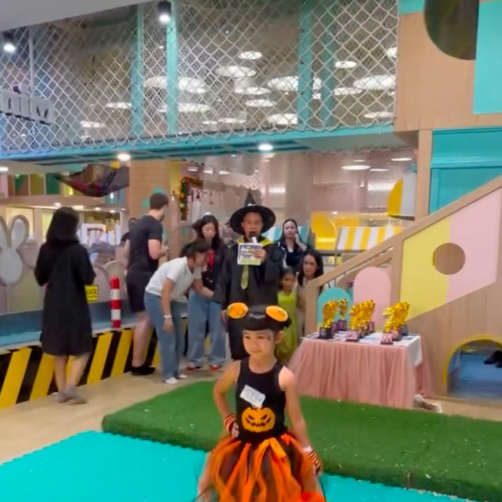 <p>Moana memang dikenal sebagai anak yang aktif dan berani tampil di depan kamera. Sejak masih sangat kecil, sang Bunda Ria Ricis sudah membebaskan anaknya ini untuk bereksplorasi dan tampil percaya diri. Tak heran bila Moana sering terlihat begitu ekspresif dalam berbagai kesempatan. (Foto: Instagram @riaricis1795)</p>
