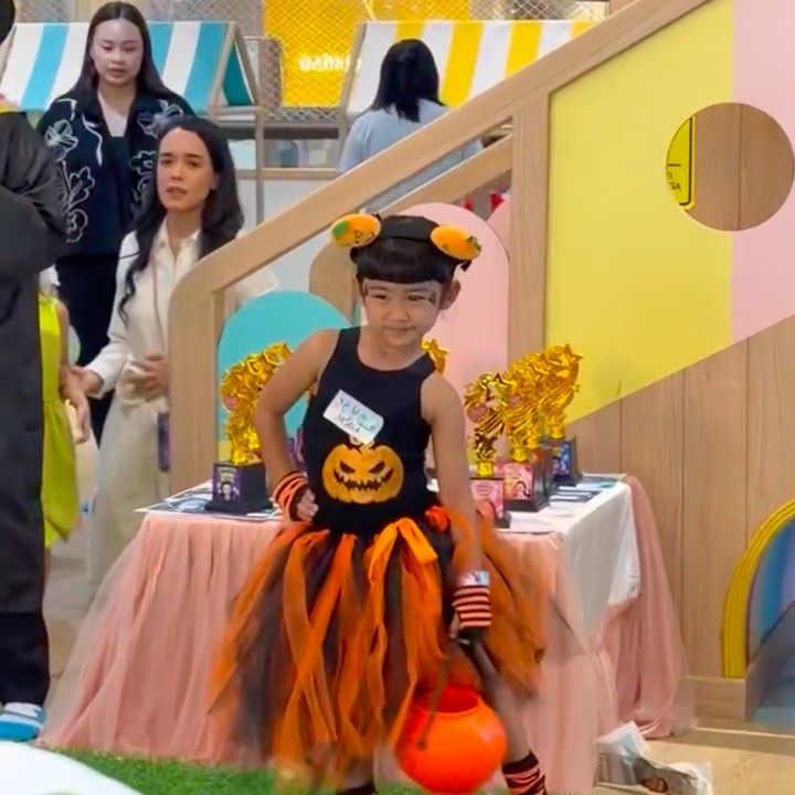 <p>Moana juga sempat memamerkan kostum Halloween-nya ini dalam acara fashion show, Bunda. Di usia yang masih kecil, Moana terlihat sudah begitu percaya diri bak model cilik saat berjalan dan berpose untuk memamerkan gayanya. (Foto: Instagram @riaricis1795)</p>