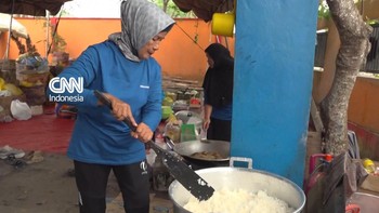 Momen Relawan Berikan Bantuan Makanan Kepada Petugas Pemdam Karhutla
