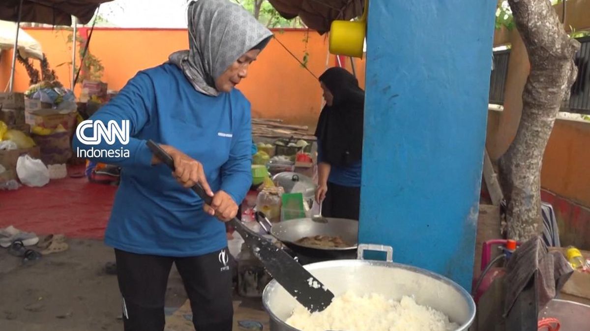 The moment of Volunteer Supporting Food to Carhutla Silencer