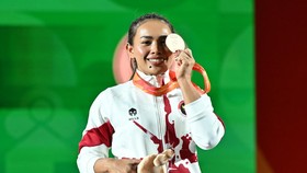 Lifter Indonesia Ni Nengah Widiasih berpose bersama medali perunggu yang diraihnya dalam pertandingan para angkat berat nomor 41 kg putri Asian Para Games 2026 di Nagoya City Trade & Industry Center, Nagoya, Jepang, Senin (19/10/2026). Widi berhasil