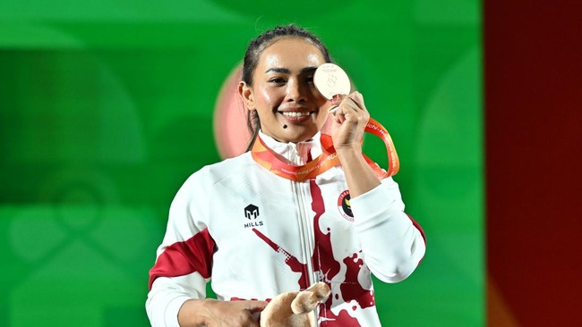 Lifter Indonesia Ni Nengah Widiasih berpose bersama medali perunggu yang diraihnya dalam pertandingan para angkat berat nomor 41 kg putri Asian Para Games 2026 di Nagoya City Trade & Industry Center, Nagoya, Jepang, Senin (19/10/2026). Widi berhasil 