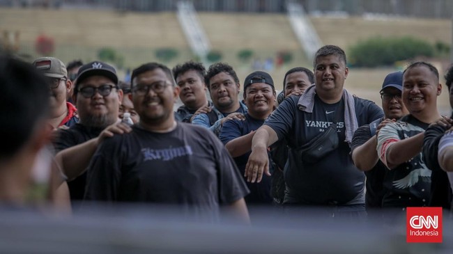 Sejumlah anggota Komunitas Badak Bersatu (KBB) olahraga bersama di kawasan Monas, Jakarta, Minggu (18/10/2026). (CNN Indonesia/Febria Adha L)