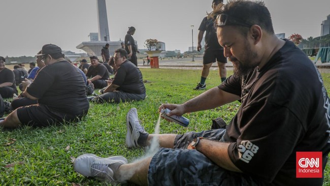 Sejumlah anggota Komunitas Badak Bersatu (KBB) olahraga bersama di kawasan Monas, Jakarta, Minggu (18/10/2026). (CNN Indonesia/Febria Adha L)