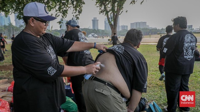 Sejumlah anggota Komunitas Badak Bersatu (KBB) olahraga bersama di kawasan Monas, Jakarta, Minggu (18/10/2026). (CNN Indonesia/Febria Adha L)