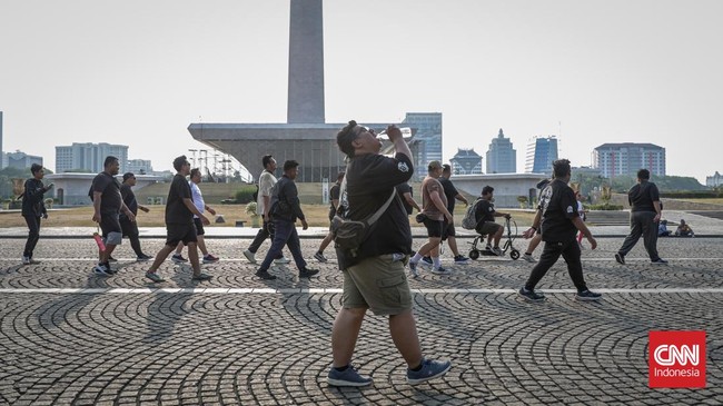 Sejumlah anggota Komunitas Badak Bersatu (KBB) olahraga bersama di kawasan Monas, Jakarta, Minggu (18/10/2026). (CNN Indonesia/Febria Adha L)