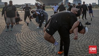 Sejumlah anggota Komunitas Badak Bersatu (KBB) olahraga bersama di kawasan Monas, Jakarta, Minggu (18/10/2026). (CNN Indonesia/Febria Adha L)