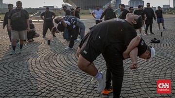 FOTO: Aksi Ratusan Anggota Badak Bersatu Jalan Sehat di Monas Demi Hidup Sehat