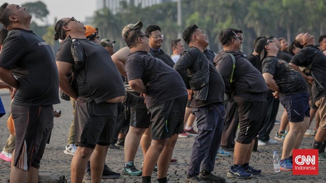 Sejumlah anggota Komunitas Badak Bersatu (KBB) olahraga bersama di kawasan Monas, Jakarta, Minggu (18/10/2026). (CNN Indonesia/Febria Adha L)