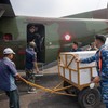 Prajurit TNI AU dibantu pekerja memindahkan boks berisi dry ice atau es kering sebagai bahan semai untuk Operasi Modifikasi Cuaca (OMC) ke dalam pesawat Cassa C-212 milik Skadron IV Wing Udara 1.2 Grup 1 Angkut Lanud Abdulrachman Saleh di Base Ops La