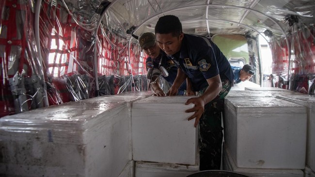 Prajurit TNI AU menyusun boks berisi dry ice atau es kering sebagai bahan semai untuk Operasi Modifikasi Cuaca (OMC) di dalam pesawat Cassa C-212 milik Skadron IV Wing Udara 1.2 Grup 1 Angkut Lanud Abdulrachman Saleh di Base Ops Lanud Sri Mulyono Her
