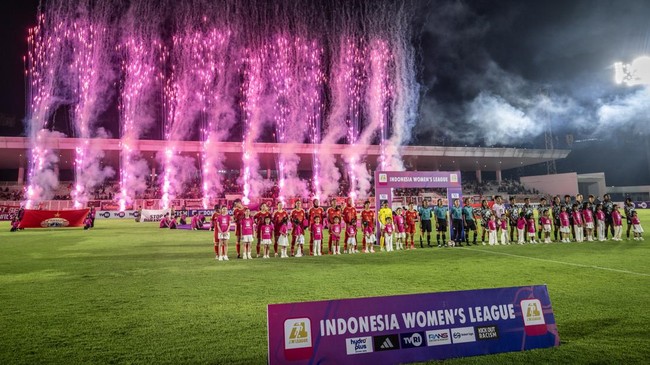 Sejumlah pesepak bola Persija Jakarta Wanita dan FC Bekasi Wanita mengikuti acara pembukaan Liga Wanita Indonesia di Stadion Madya, Senayan, Jakarta, Minggu (18/10/2026). Kompetisi yang diikuti enam klub profesional, yakni Persija Jakarta, Persita Ta
