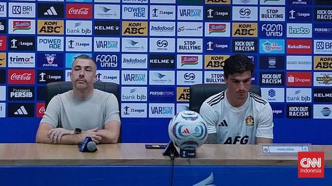 Pelatih Persik Kediri Marcos Reina (kiri) dalam konferensi pers usai kekalahan 0-1 dari Persib Bandung dalam lanjutan Super League 2026/2027 di Stadion si Jalak Harupat, Kabupaten Bandung, Minggu (18/10). (CNNIndonesia/Cesar)