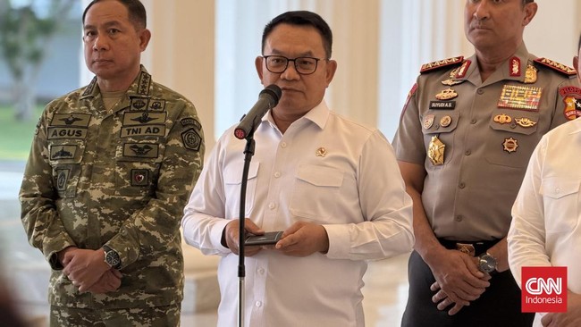 Menteri Koordinator Bidang Politik dan Keamanan (Menko Polkam) Dudung Abdurachman bersama Panglima TNI Jenderal Agus Subiyanto dan Kapolri Jenderal Polisi Suyudi Ario Seto memberikan keterangan terkait Kasus Karhutla