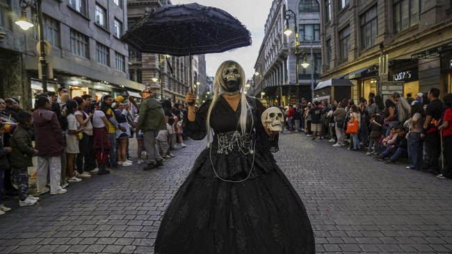 People take part in the annual zombie walk in Mexico City, Mexico, October 18, 2026. REUTERS/Toya Sarno Jordan