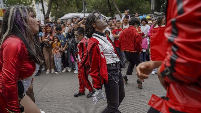 People take part in the annual zombie walk in Mexico City, Mexico, October 18, 2026. REUTERS/Toya Sarno Jordan