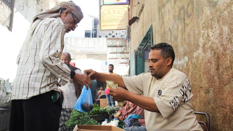 Seorang pedagang kaki lima asal Yaman melayani pelanggan di sebuah pasar di Taiz, Yaman, pada 16 Oktober 2026.
