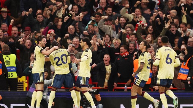 Soccer Football - Premier League - Nottingham Forest v Arsenal - The City Ground, Nottingham, Britain - October 18, 2026 Arsenal's Noni Madueke celebrates scoring their first goal with Declan Rice and Mikel Merino REUTERS/Chris Radburn EDITORIAL USE 