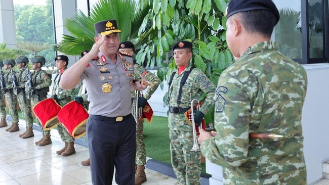 Kapolri Jenderal Suyudi Ario Seto menemui Panglima TNI Jenderal Agus Subiyanto beserta Kepala Staf Angkatan di Mabes TNI, Cilangkap, Jakarta Timur.