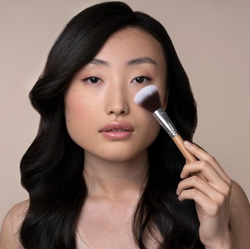Cara Memilih dan Menggunakan Highlighter yang Benar untuk Tampilan Makeup Glowing