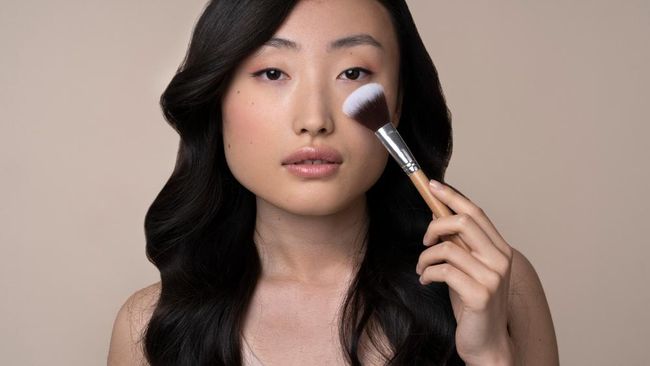 Cara Memilih dan Menggunakan Highlighter yang Benar untuk Tampilan Makeup Glowing