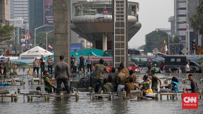 Sejumlah aktifis Greenpeace membentangkan spanduk yang bertema krisis iklim di Bundaran HI, Jakarta, Selasa (20/10/2026). Bertepatan dengan dua tahun pemerintahan Prabowo-Gibran, Greenpeace Indonesia menggelar aksi damai tanpa kekerasan di kawasan Bu