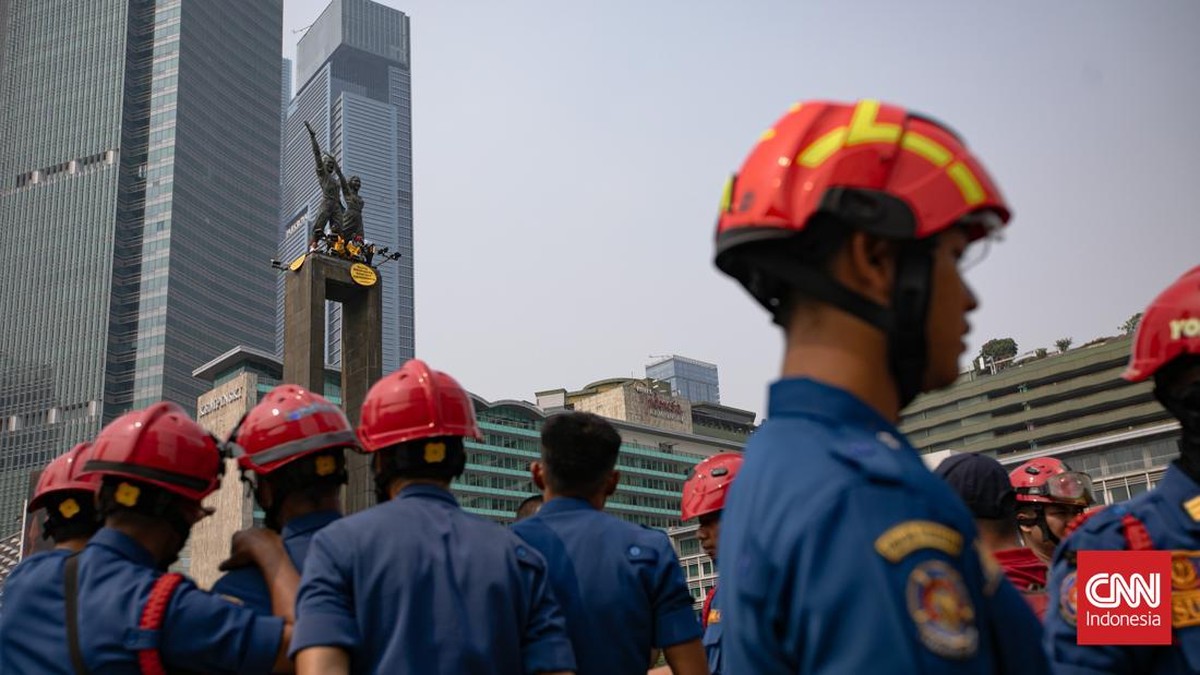 Sejumlah aktifis Greenpeace membentangkan spanduk yang bertema krisis iklim di Bundaran HI, Jakarta, Selasa (20/10/2026). Bertepatan dengan dua tahun pemerintahan Prabowo-Gibran, Greenpeace Indonesia menggelar aksi damai tanpa kekerasan di kawasan Bu
